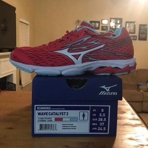NWOT Mizuno Wave Catalyst 2